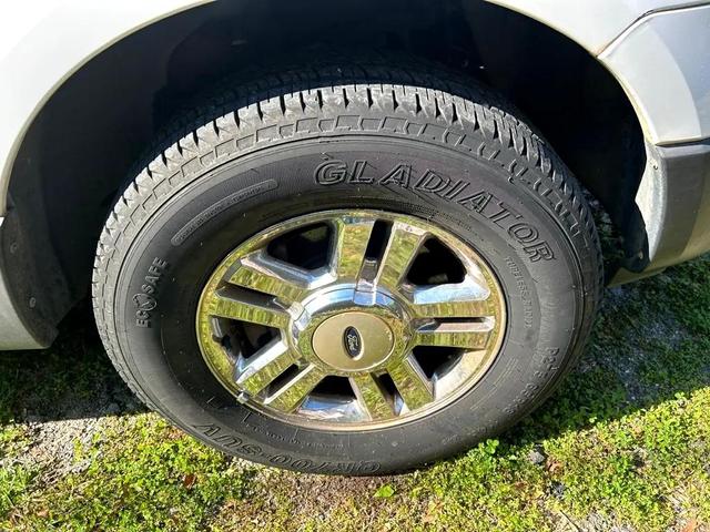 Photo of 2007 WHITE Ford Expedition