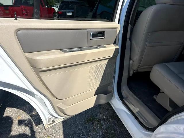 Photo of 2007 WHITE Ford Expedition