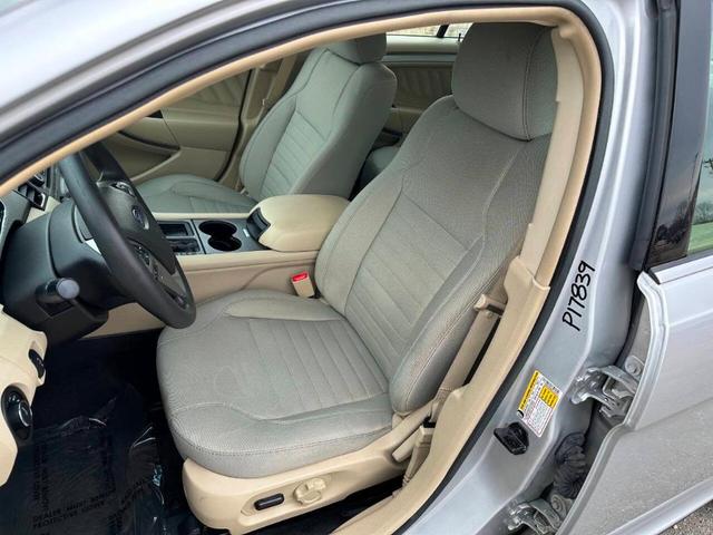 Photo of 2017 Silver Ford Taurus