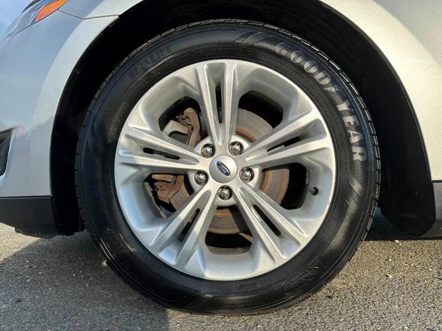 Photo of 2017 Silver Ford Taurus