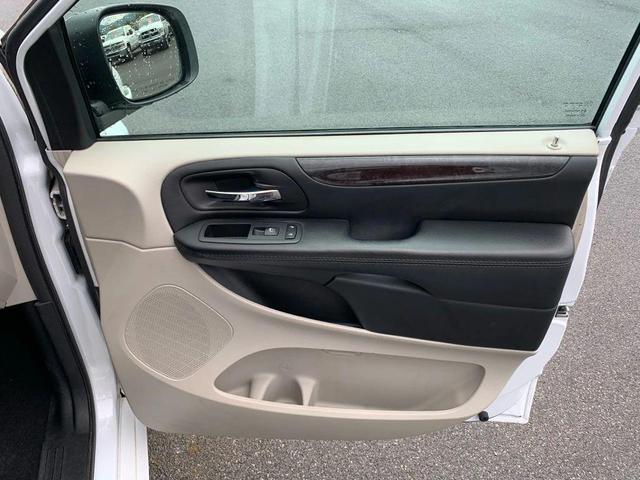 Photo of 2017 White Knuckle Clearcoat Dodge Grand Caravan