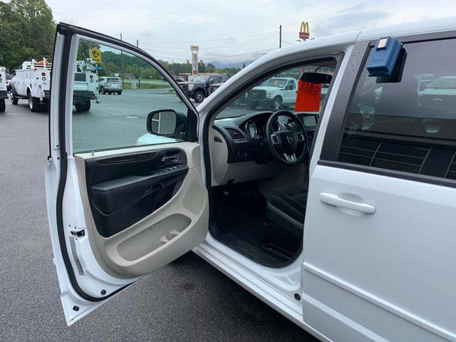 Photo of 2017 White Knuckle Clearcoat Dodge Grand Caravan
