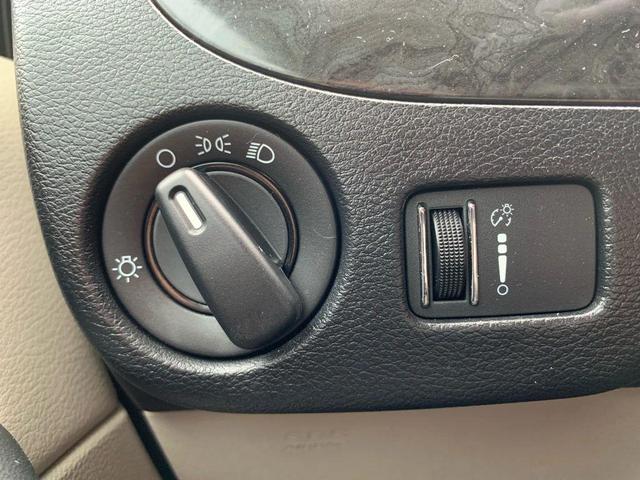 Photo of 2017 White Knuckle Clearcoat Dodge Grand Caravan