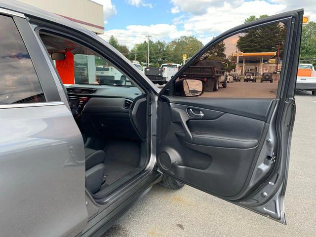 Photo of 2017 Gun Metallic Nissan Rogue