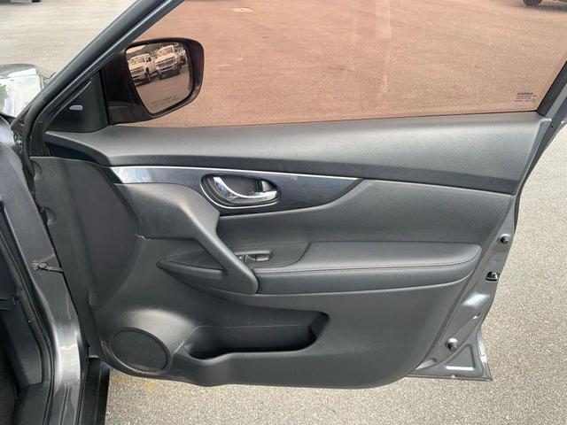 Photo of 2017 Gun Metallic Nissan Rogue