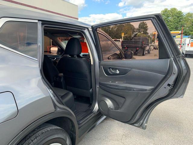 Photo of 2017 Gun Metallic Nissan Rogue
