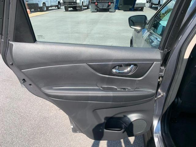 Photo of 2017 Gun Metallic Nissan Rogue