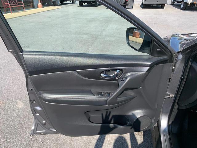 Photo of 2017 Gun Metallic Nissan Rogue