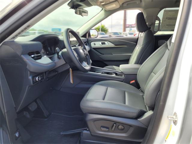 Photo of 2025 White Ford Explorer