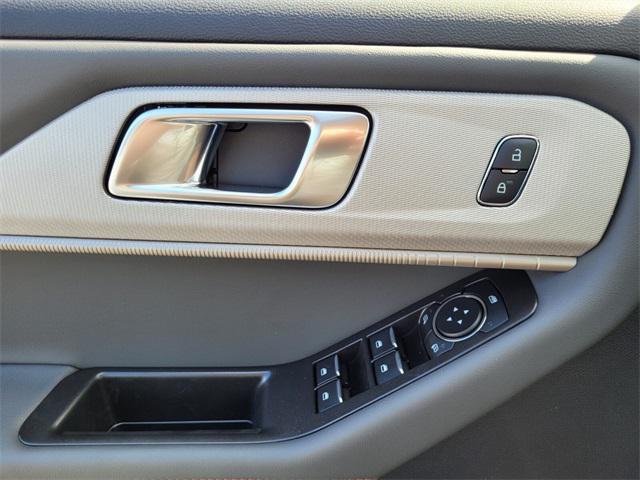 Photo of 2025 White Ford Explorer