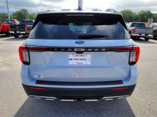 Photo of 2025 White Ford Explorer
