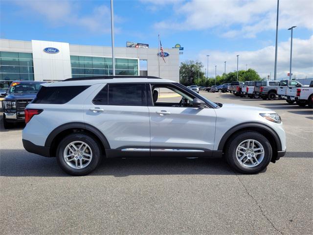 Photo of 2025 White Ford Explorer