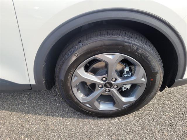 Photo of 2025 Star White Metallic Tri-Coat Ford Escape