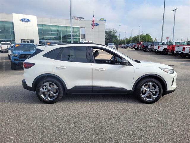 Photo of 2025 Star White Metallic Tri-Coat Ford Escape