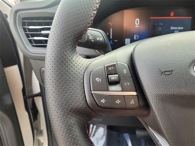 Photo of 2025 Star White Metallic Tri-Coat Ford Escape