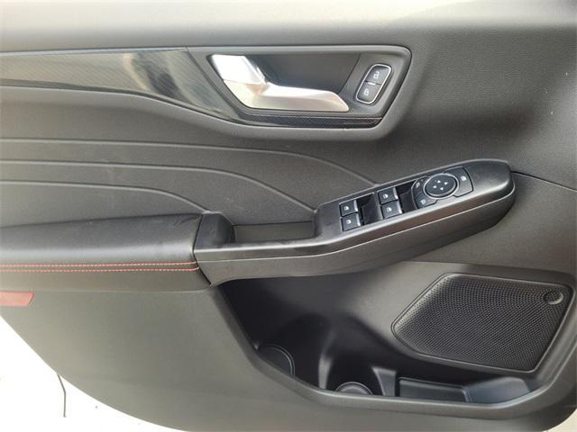 Photo of 2025 Star White Metallic Tri-Coat Ford Escape