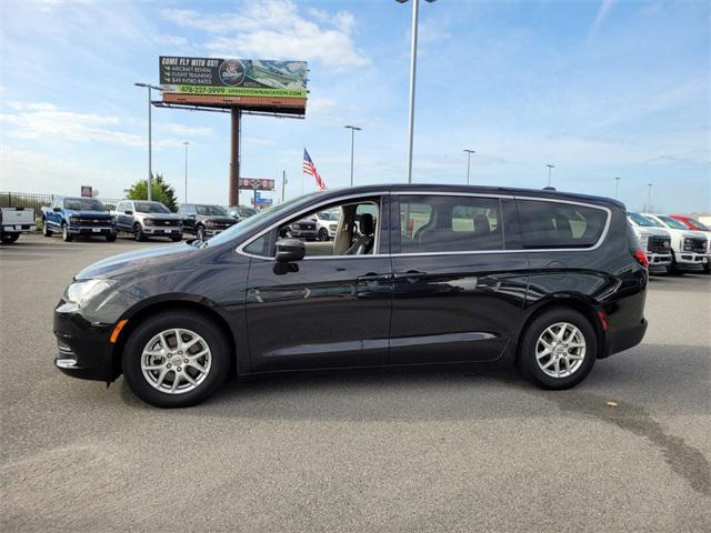 Photo of 2022 Brilliant Black Chrysler Voyager