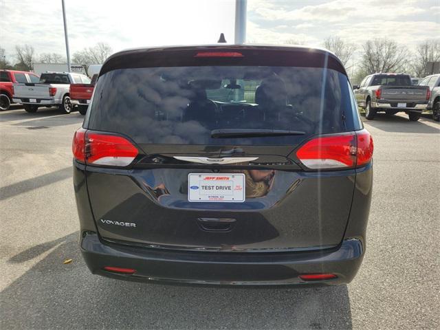 Photo of 2022 Brilliant Black Chrysler Voyager