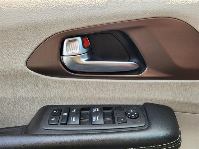 Photo of 2022 Brilliant Black Chrysler Voyager