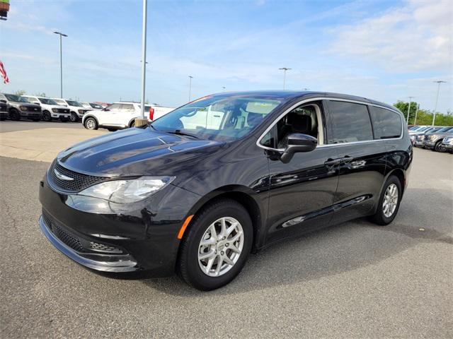 Photo of 2022 Brilliant Black Chrysler Voyager