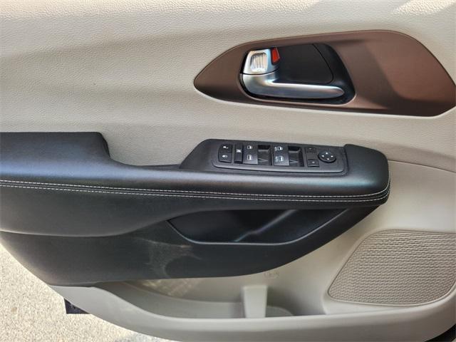 Photo of 2022 Brilliant Black Chrysler Voyager