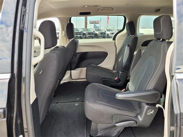 Photo of 2022 Brilliant Black Chrysler Voyager