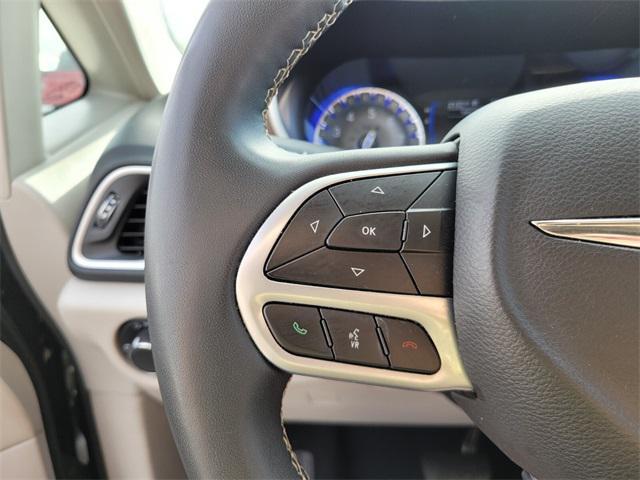 Photo of 2022 Brilliant Black Chrysler Voyager