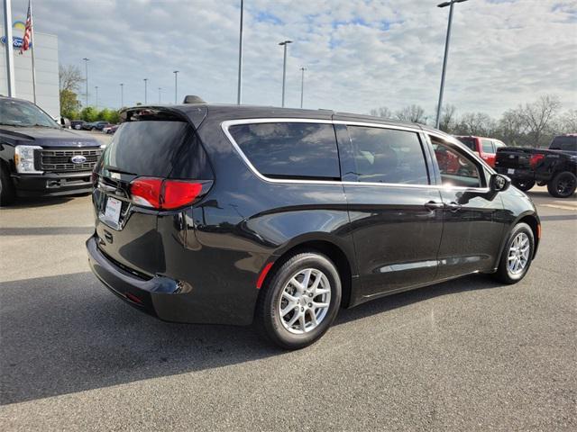 Photo of 2022 Brilliant Black Chrysler Voyager