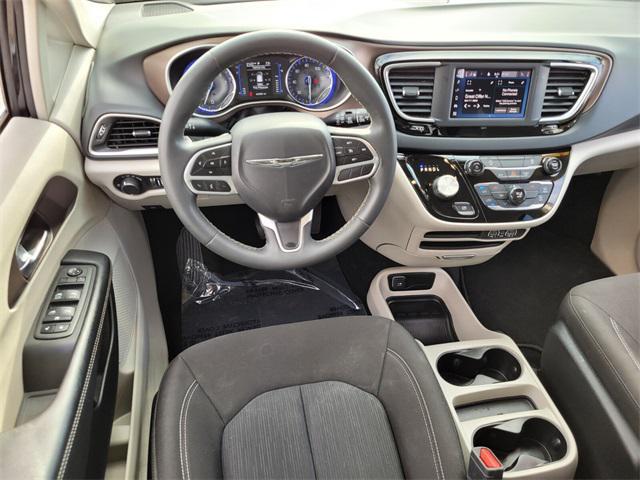 Photo of 2022 Brilliant Black Chrysler Voyager