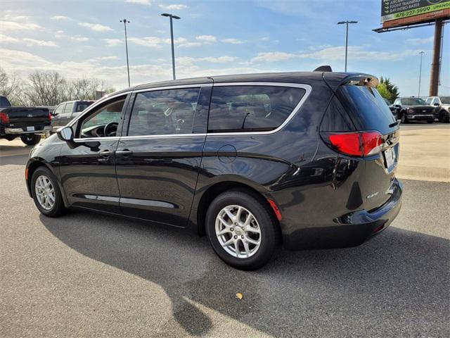Photo of 2022 Brilliant Black Chrysler Voyager