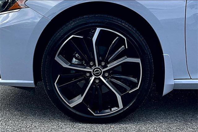 Photo of 2025 Gray Sky Pearl Nissan Altima