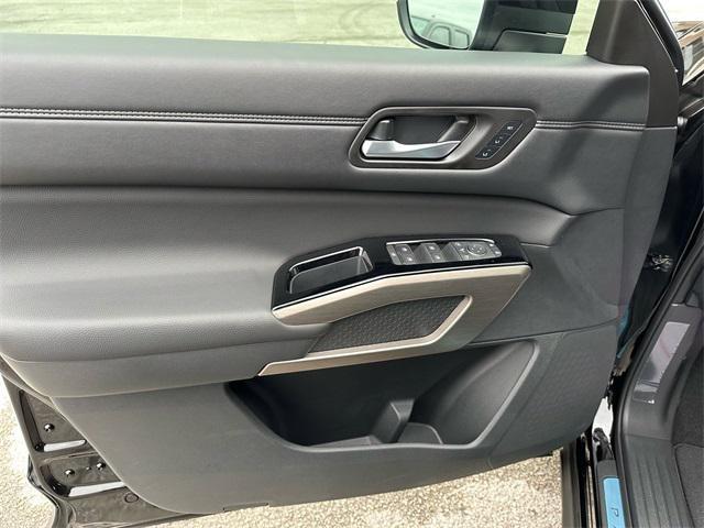 Photo of 2025 Super Black Nissan Pathfinder