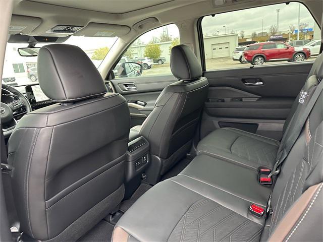 Photo of 2025 Super Black Nissan Pathfinder