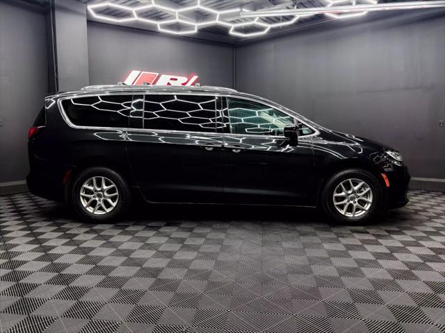 Photo of 2022 Fathom Blue Pearlcoat Chrysler Pacifica