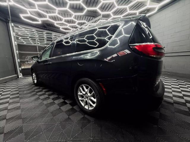 Photo of 2022 Fathom Blue Pearlcoat Chrysler Pacifica