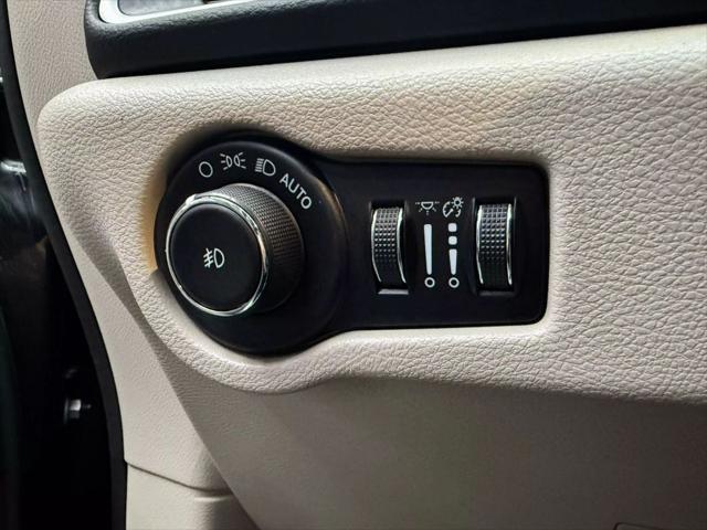 Photo of 2022 Fathom Blue Pearlcoat Chrysler Pacifica