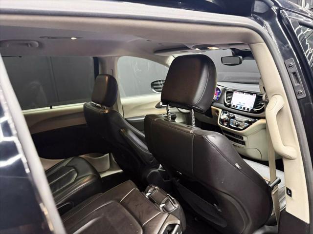 Photo of 2022 Fathom Blue Pearlcoat Chrysler Pacifica