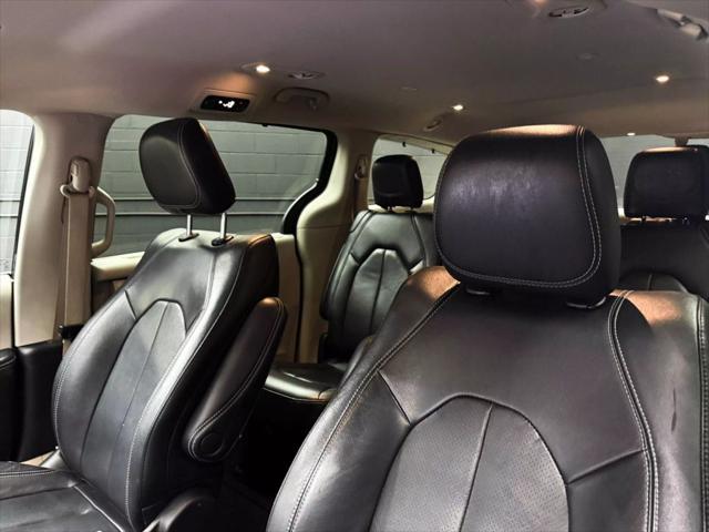 Photo of 2022 Fathom Blue Pearlcoat Chrysler Pacifica