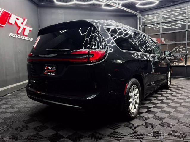 Photo of 2022 Fathom Blue Pearlcoat Chrysler Pacifica