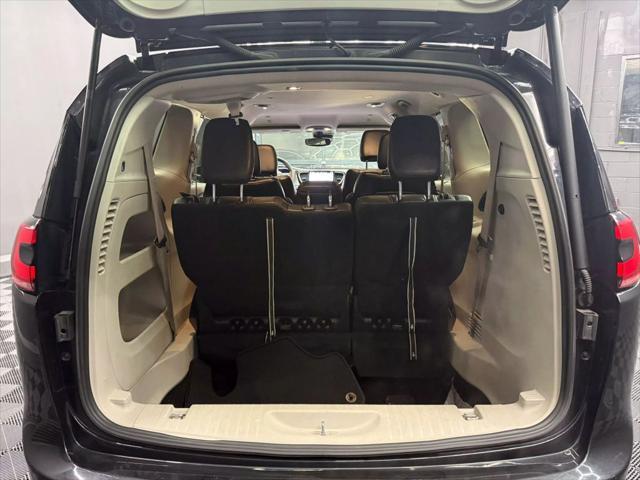 Photo of 2022 Fathom Blue Pearlcoat Chrysler Pacifica