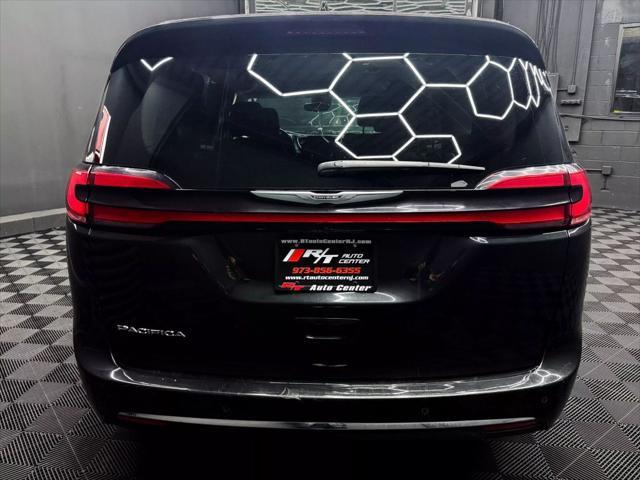 Photo of 2022 Fathom Blue Pearlcoat Chrysler Pacifica