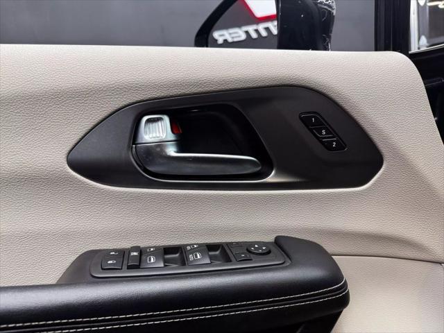 Photo of 2022 Fathom Blue Pearlcoat Chrysler Pacifica