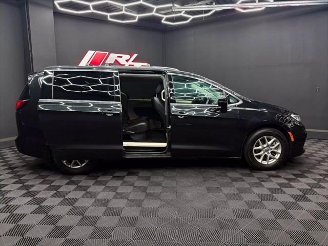 Photo of 2022 Fathom Blue Pearlcoat Chrysler Pacifica