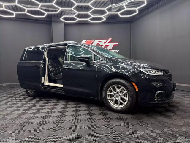 Photo of 2022 Fathom Blue Pearlcoat Chrysler Pacifica