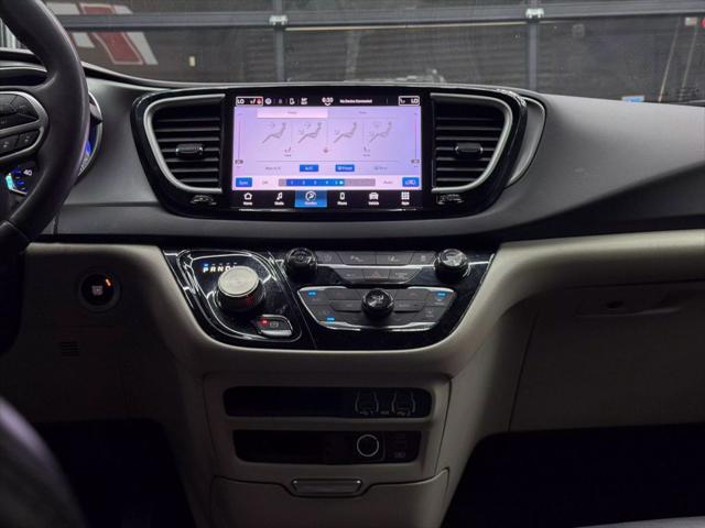 Photo of 2022 Fathom Blue Pearlcoat Chrysler Pacifica