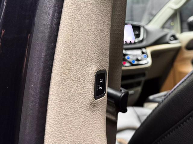 Photo of 2022 Fathom Blue Pearlcoat Chrysler Pacifica