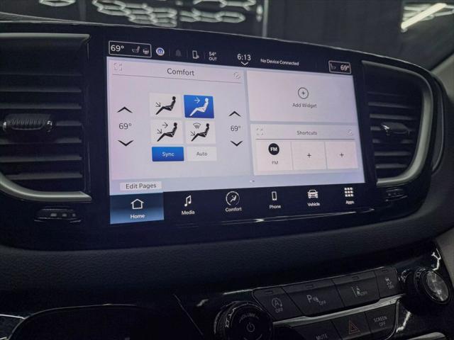 Photo of 2022 Fathom Blue Pearlcoat Chrysler Pacifica