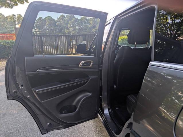 Photo of 2016 Brilliant Black Crystal Pearlcoat Jeep Grand Cherokee