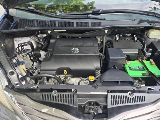 Photo of 2015 Predawn Gray Mica Toyota Sienna