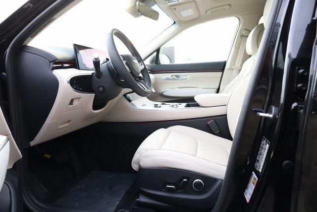 Photo of 2025 Vik Black Genesis GV80
